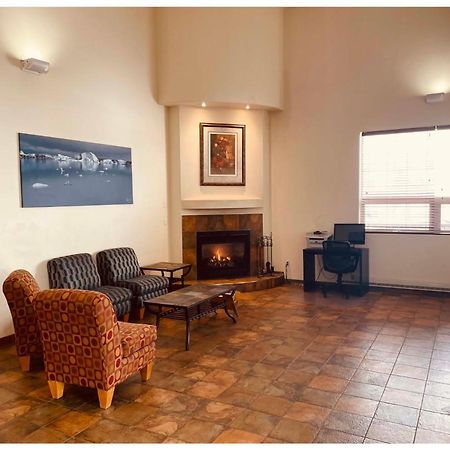 Aurora Park Inn & Suites Доусън Крийк Екстериор снимка