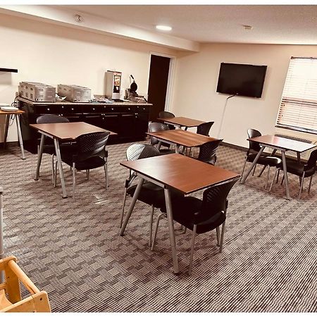 Aurora Park Inn & Suites Доусън Крийк Екстериор снимка