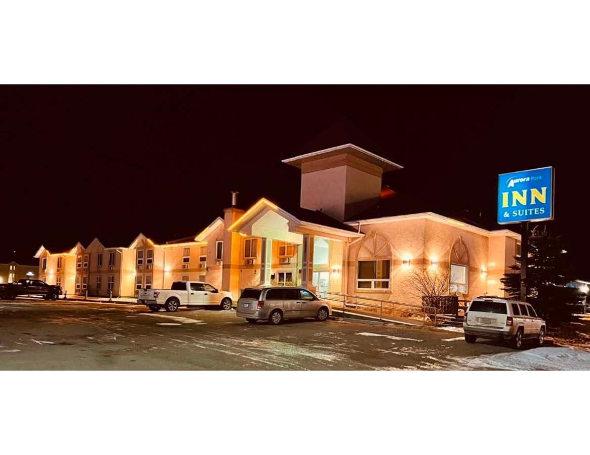 Aurora Park Inn & Suites Доусън Крийк Екстериор снимка