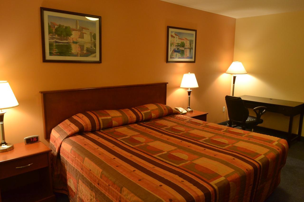 Aurora Park Inn & Suites Доусън Крийк Екстериор снимка