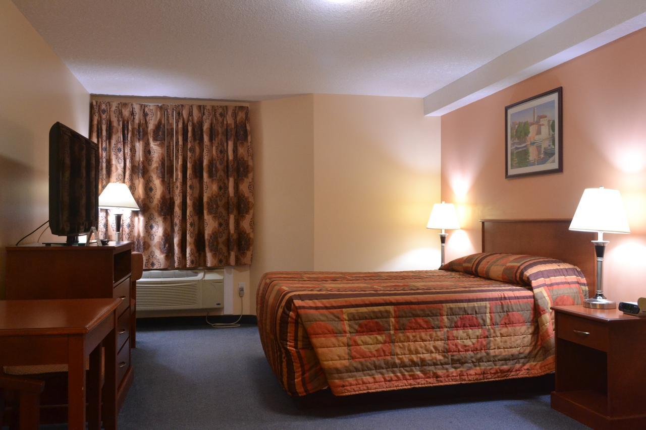 Aurora Park Inn & Suites Доусън Крийк Екстериор снимка