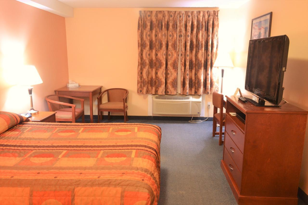 Aurora Park Inn & Suites Доусън Крийк Екстериор снимка